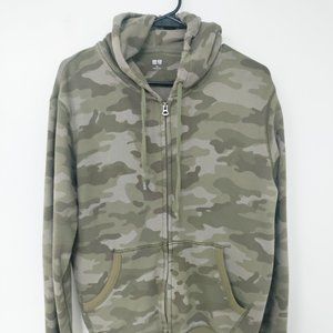Uni Qlo Men's camo sweatshirt size Medium